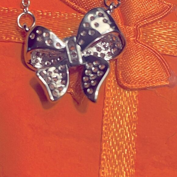 925 Sterling Silver Diamond  Bow Pendant Necklace New in Gift Box - Picture 6 of 7